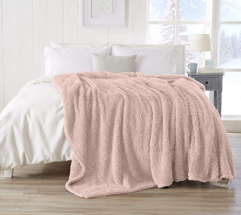 9 Best Summer Blankets Reviewed in Detail (Winter 2024)