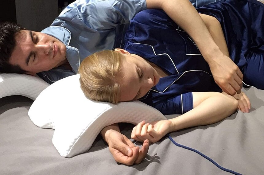 5 Best Pillows with an Arm Hole – Helpful for Couples and Single Users As Well! (Summer 2022)