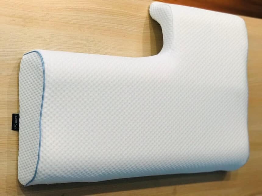 5 Best Pillows with an Arm Hole – Helpful for Couples and Single Users As Well!