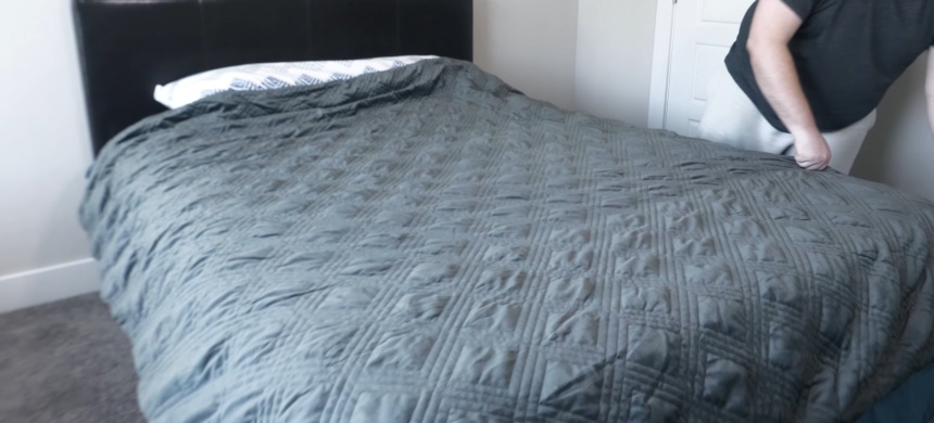 Hush Weighted Blanket Review: Comfort that Brings Good Sleep (Summer 2022)